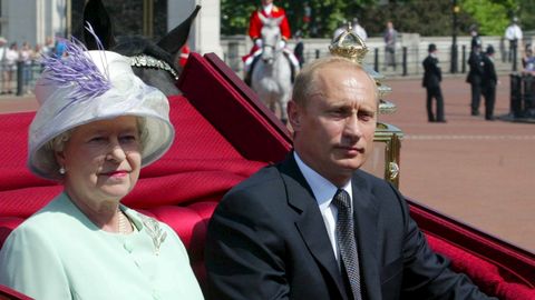 ЗНАЕТЕ, ПОЧЕМУ? ⟩ Королева Елизавета II однажды уколола Путина: «У собак интересные инстинкты»