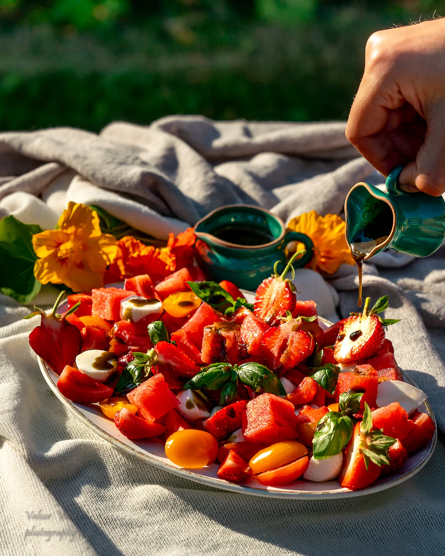 Kirju salatiahvatlus tomati, arbuusi, maasikate ja mozzarella’ga. FOTO: Vahur Võsu