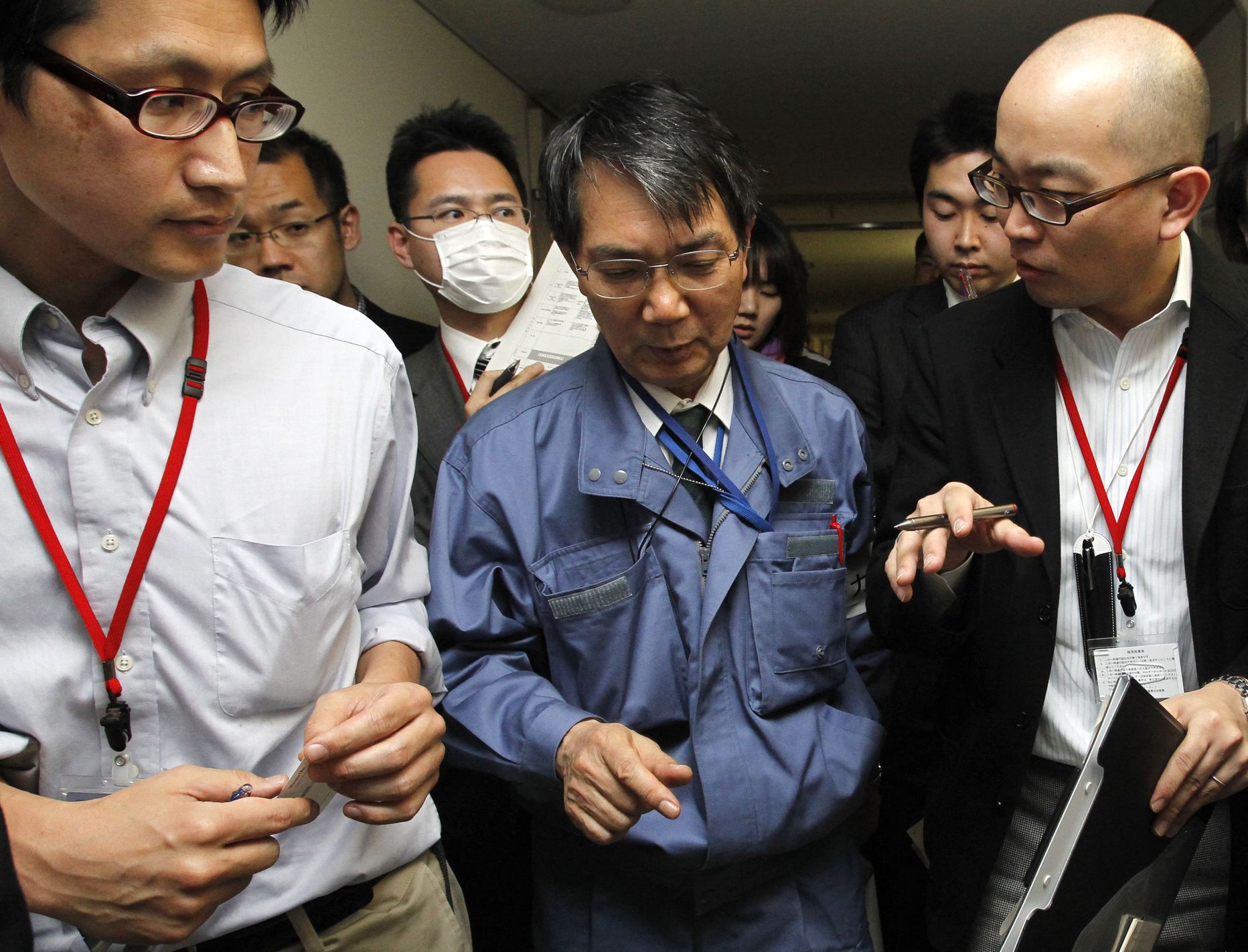 Jaapani tuuma- ja tööstusturvalisuse agentuuri juht Kenkichi Hirose (keskel)