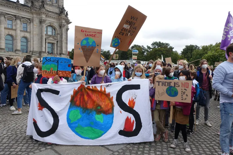 Noored kliimaprotestijad eile Berliinis parlamendihoone juures.
