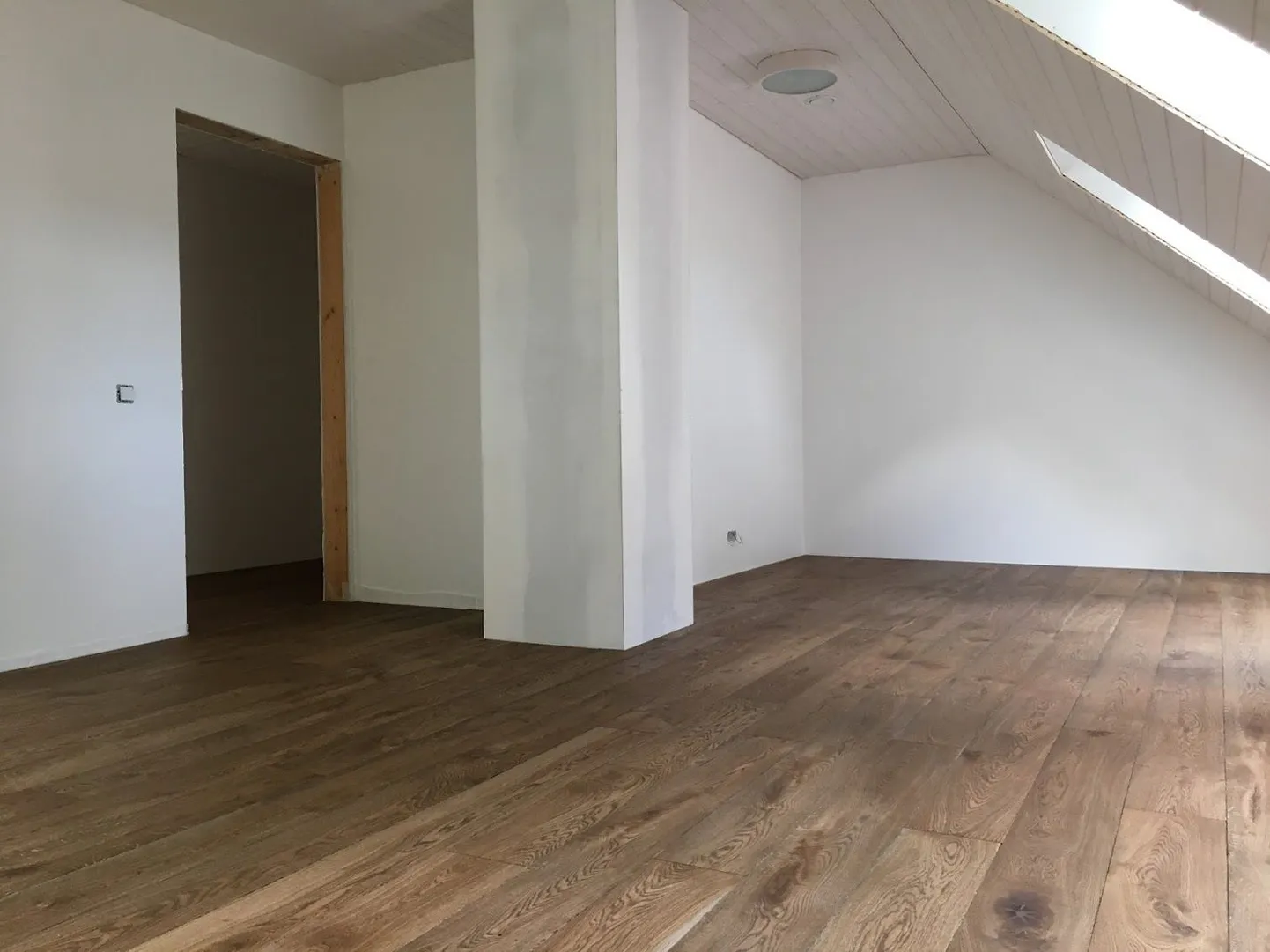 Suur magamistuba laudparketiga