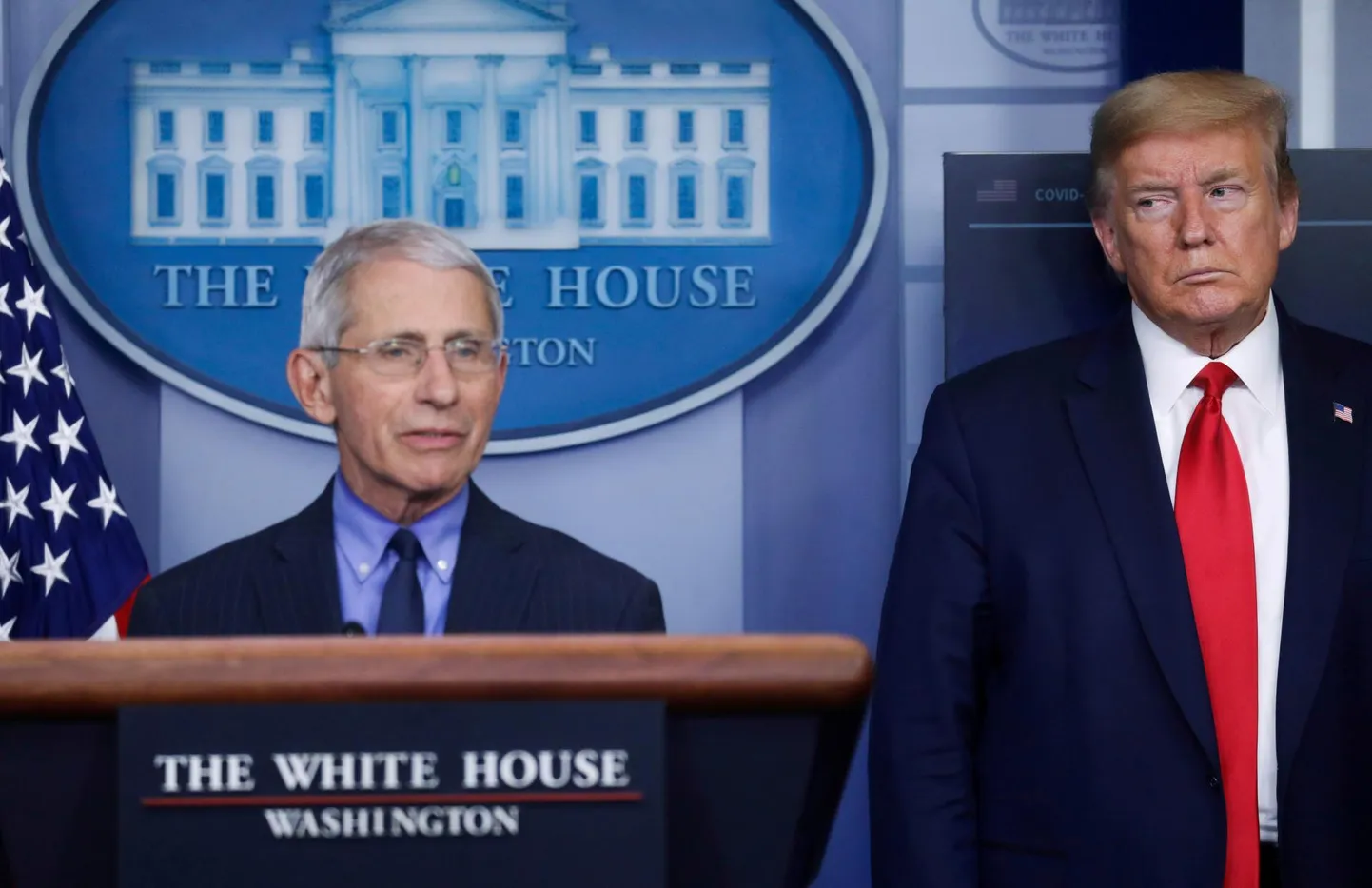 USA esiepidemioloog Anthony S. Fauci (esiplaanil) koos president Donald Trumpiga Valges Majas pressikonverentsil.