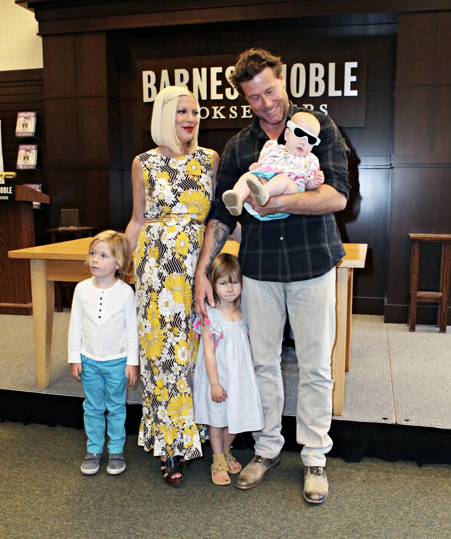 Tori Spelling, Dean McDermott ning viieaastane Liam, kolmene Stella ja viiekuune Hattie tänavu aprillis