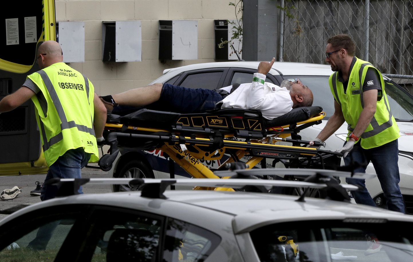 Päästjad aitamas terrorirünnaku ohvrit Christchurchis.
