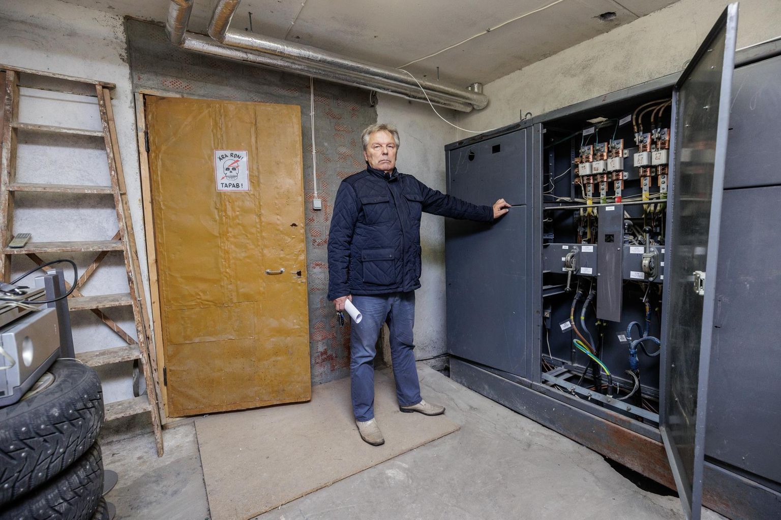 Tammsaare tee 85 korteriühistu juhatuse esimees Aavo Vään elamu kilbiruumis, kust pääseb eraldi ukse kaudu tulevasse generaatoriruumi.