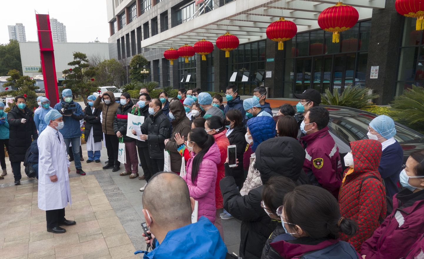Hiina uuest koroonaviirusest paranenud ja haiglast välja kirjutatud inimesed kuulavad meedikute soovitusi Wuhanis.