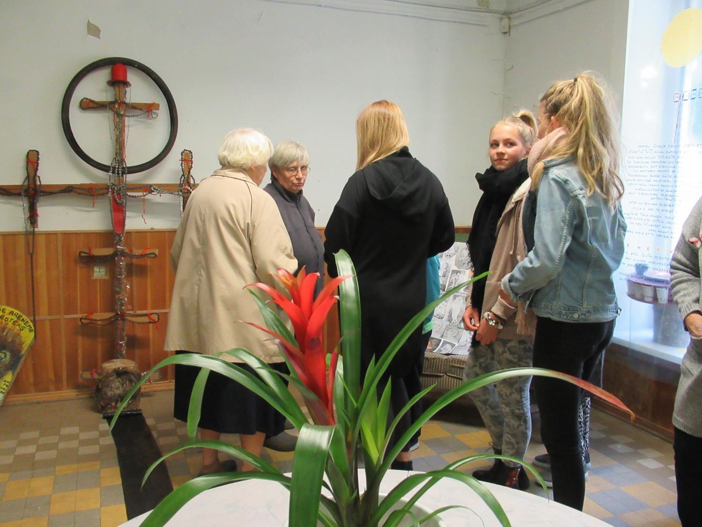 Kunsti­salongis ­Kilingi avati näitus “Akende ­taga on ­tühjus”, mis üllatas ­külastajaid kõneka ­tühjusega.