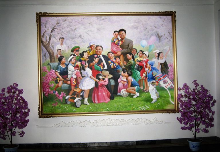 Maal, millel on lastega koos kujutatud Kim Il-sung ja Kim Chŏng-il. Foto: