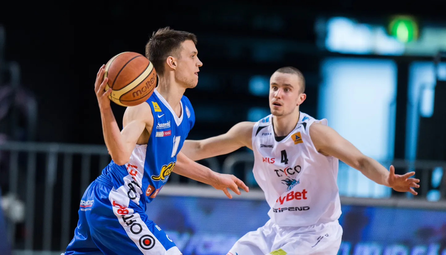 Kalev/Cramo tagamängija Martin Dorbek (heitlemas) Rapla mängujuhi Rait-Riivo Laanega.