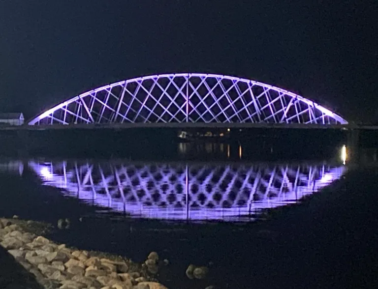 Pärnu kolmas autosild õhtuhämaruses.