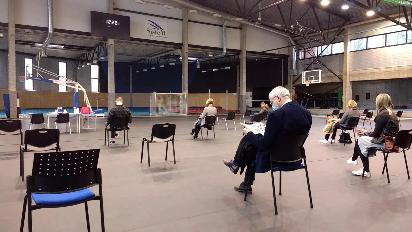 Nii Valga vallas kui Valgamaal laiemalt on koroonaviirus laialt levimas. Huvi vaktsineerimise vastu on samas leige. Fotol hiljutine vaktsineerimine Valga spordihallis.