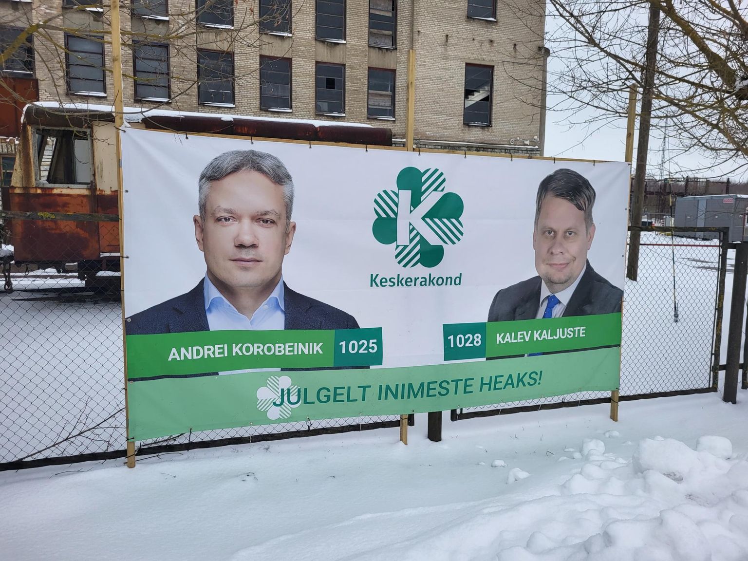 Выставка предвыборных плакатов политиков на территории бывшего брикетного завода Тоотси (на заднем плане).