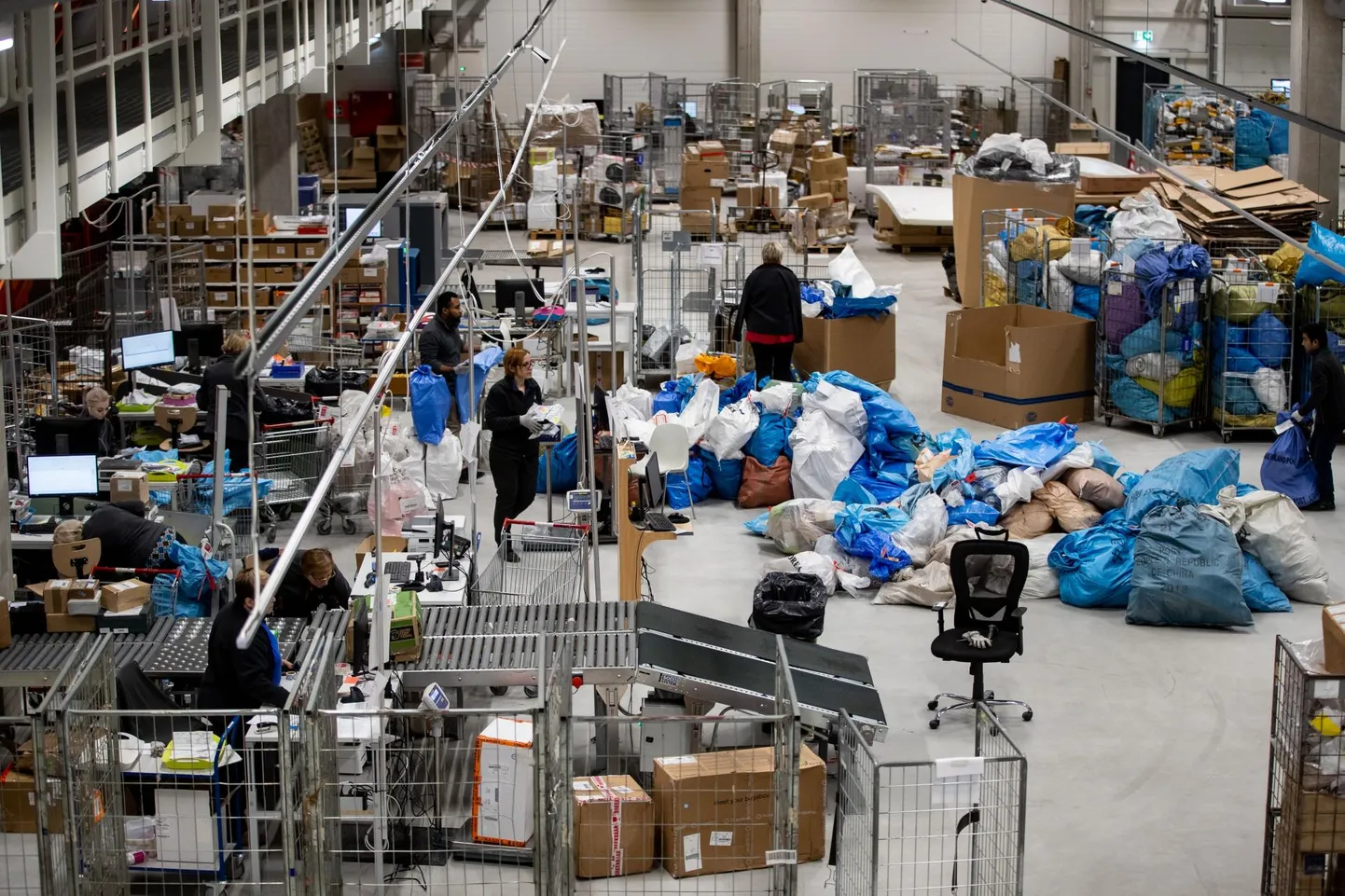 Välismaa pakid on jõudnud logistikakeskusesse, kus need kallutatakse liinile.