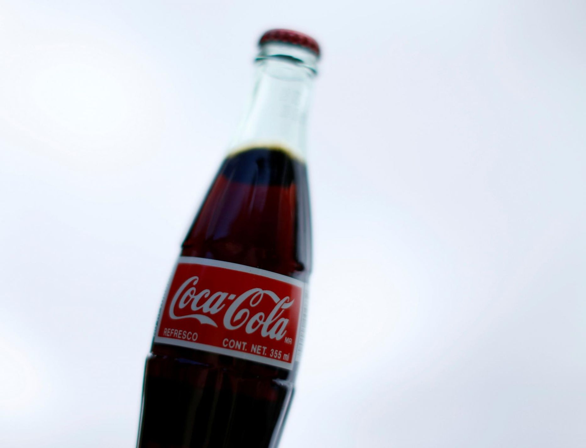 Cristiano Ronaldo soovitab Coca-Cola asemel tarbida vett.  FOTO:  Mike Blake /  Reuters /  Scanpix