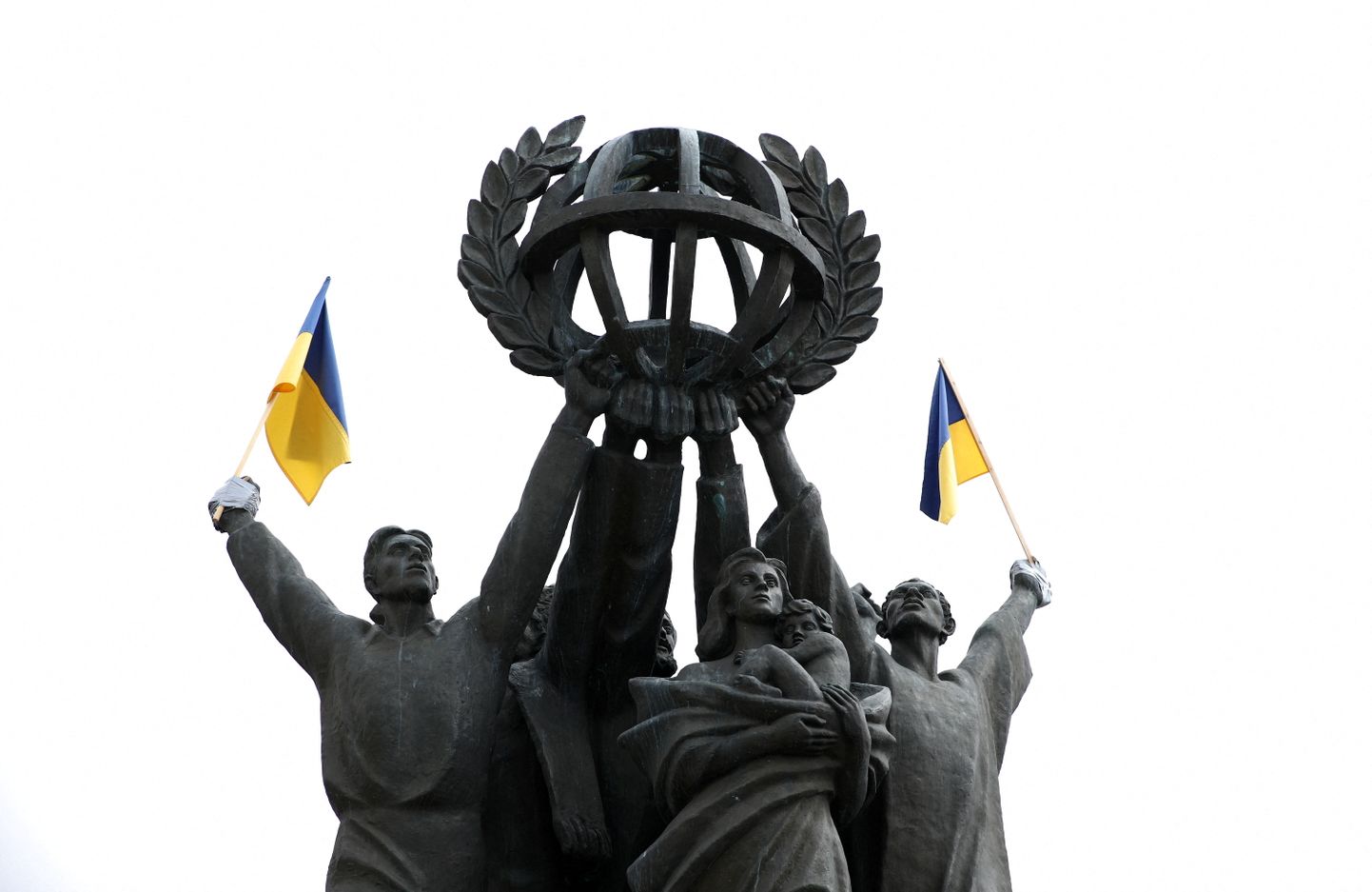 Украинские флаги на монументе «Мир во всем мире», 26 мая 2022 года.