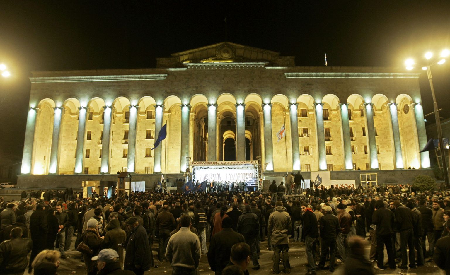 Gruusia opositsiooni meeleavaldajad parlamendi ees Thbilisi kesklinnas.