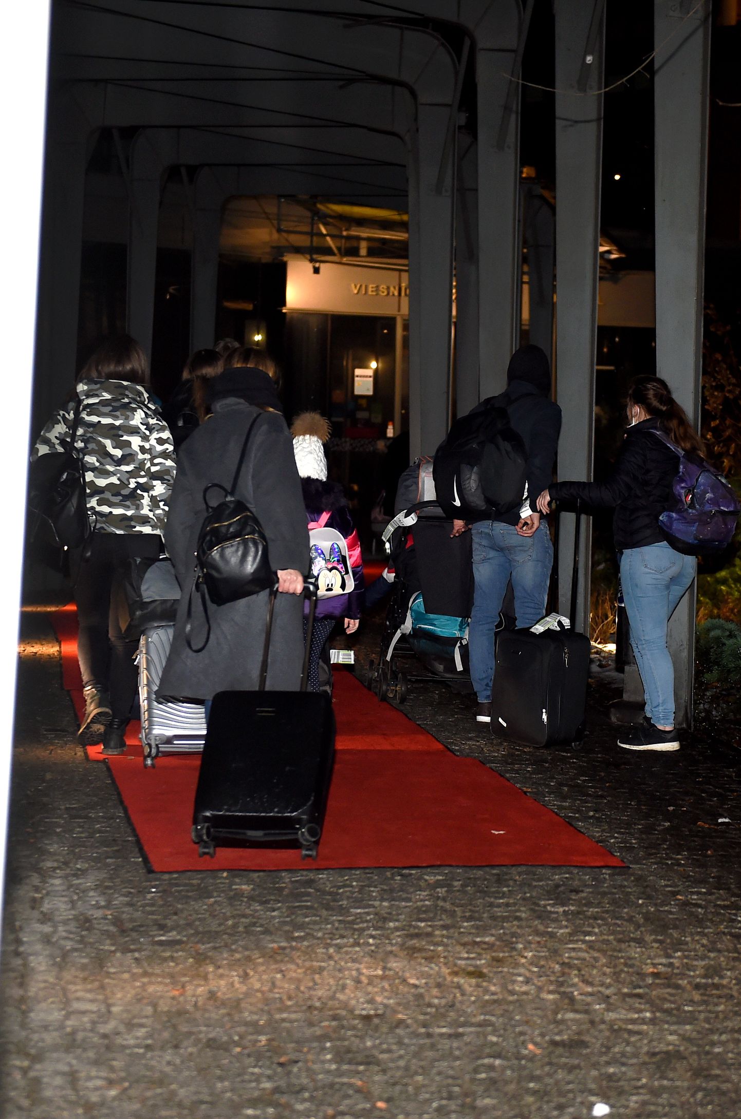 Latvijas valstspiederīgie, kuri koronavīrusa izraisītās slimības "Covid-19" krīzes laikā atgriezušies ar Latvijas nacionālās lidsabiedrības "airBaltic" repatriācijas reisu no Apvienotās Karalistes, tiek izvietoti pašizolācijā viesnīcā "Rixwell Elefant Hotel".