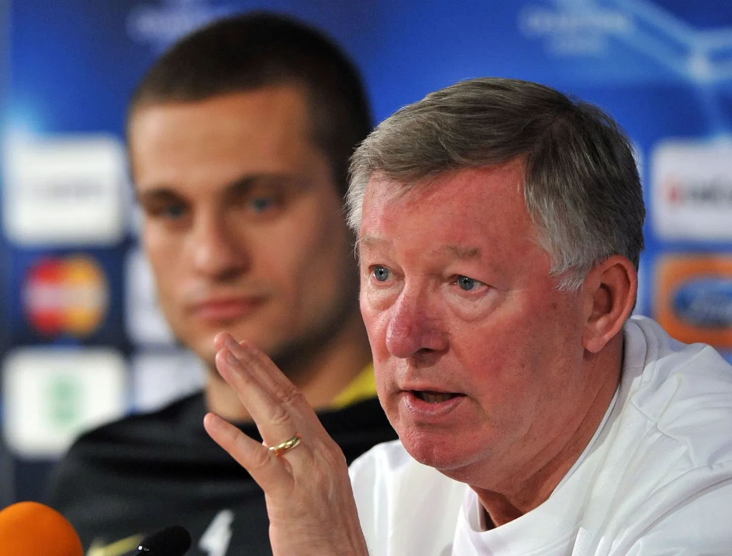 Manchester Unitedi peatreener Sir Alex Ferguson (esiplaanil) ja meeskonna kapten Nemanja Vidic.
