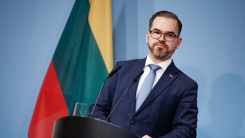 Lietuvas aizsardzības ministrs: Incidenti ar nokritušajiem droniem Baltijā notiek Krievijas kara Ukrainā dēļ