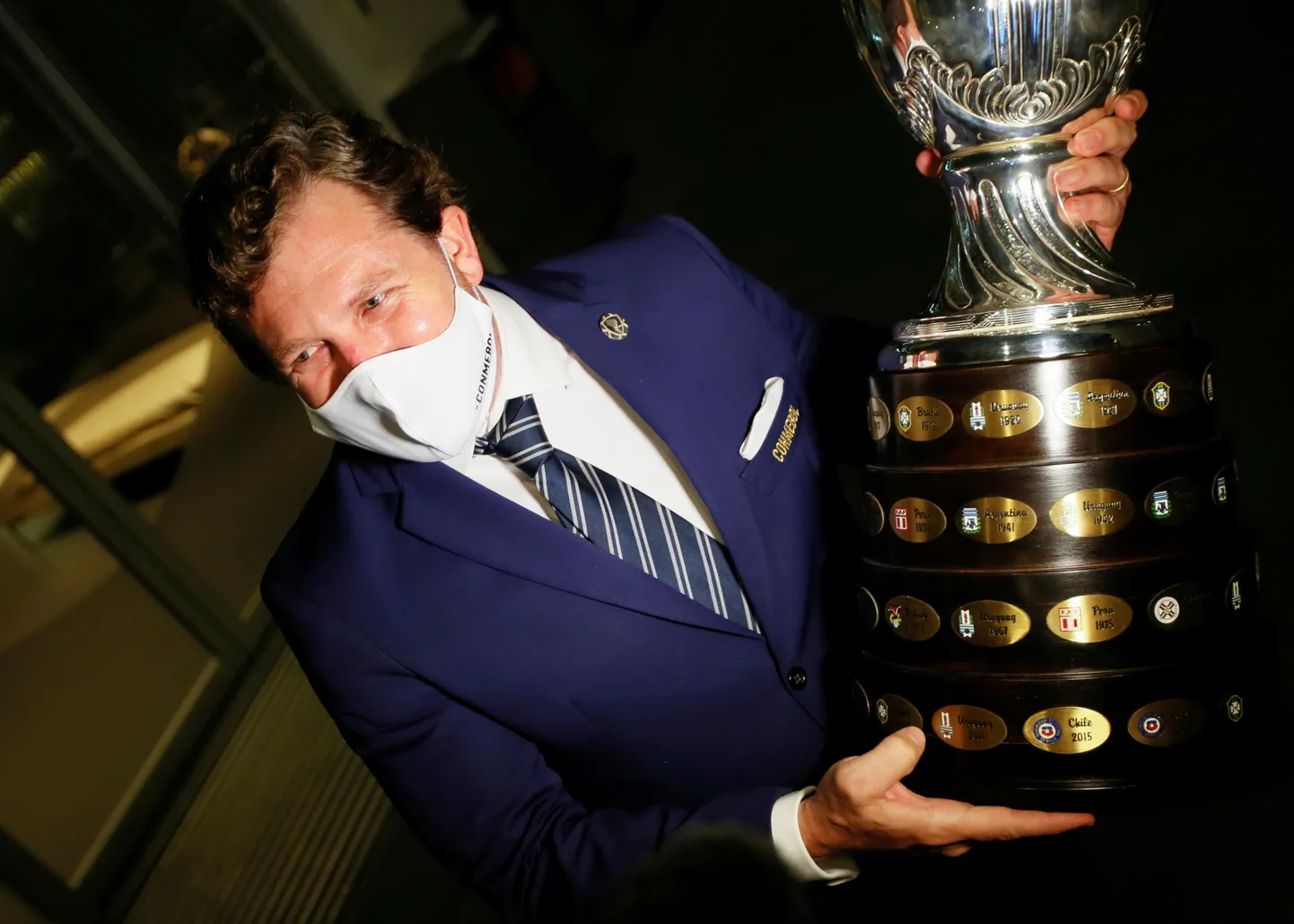 CONMEBOLi president Alejandro Dominguez hoidmas Copa America karikat.