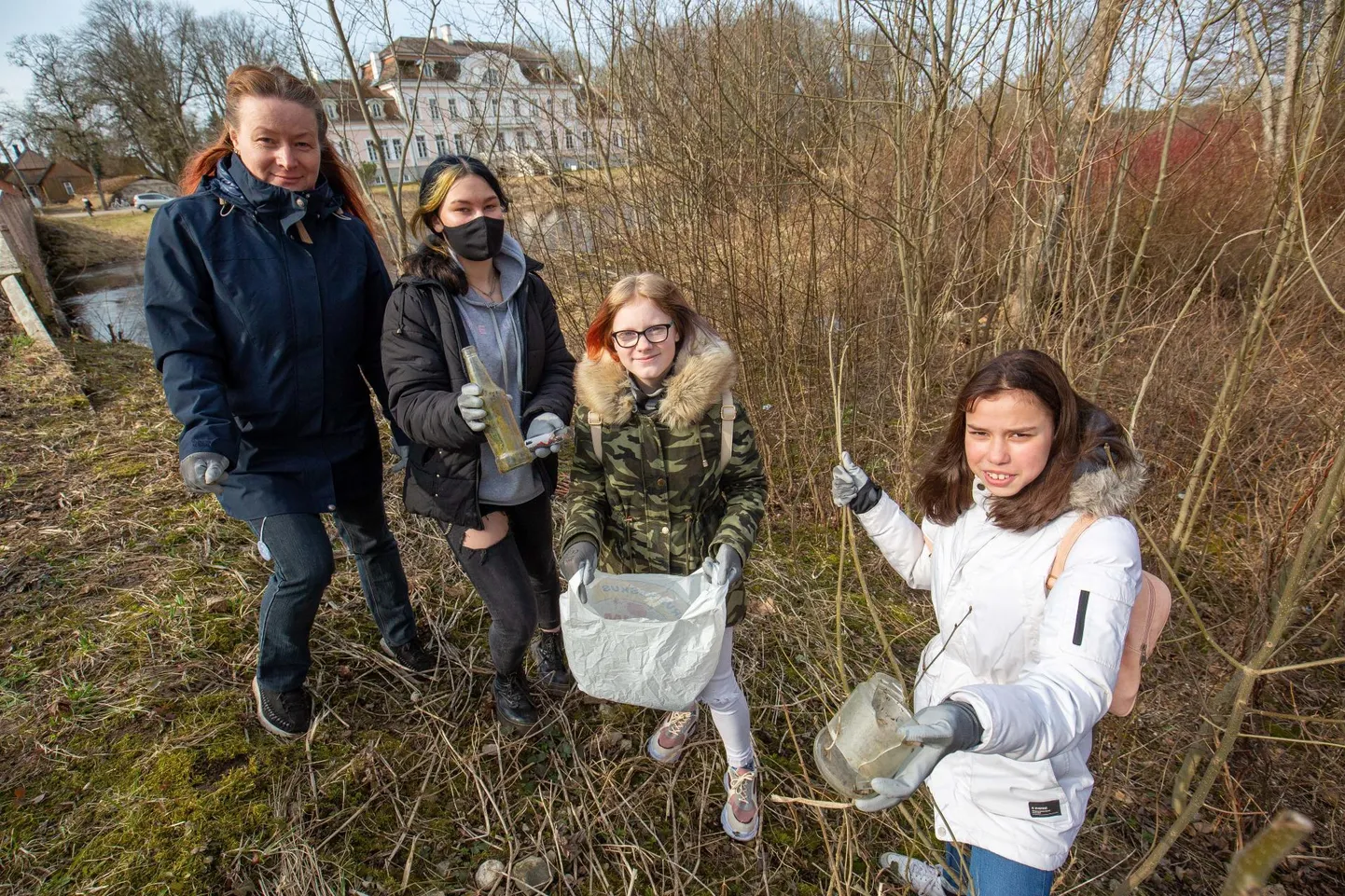 Sel kevadel on käimas veel teisigi prügikoristustalguid. Näiteks osaleb Laupa kooli pere Türi KõKuta üleskutses. Pildil korjavad prügi õpetaja Anneli Paas (vasakult) ning seitsmenda klassi õpilased Iris Jurtšenko, Aigi Ink ja Marve Mägi.