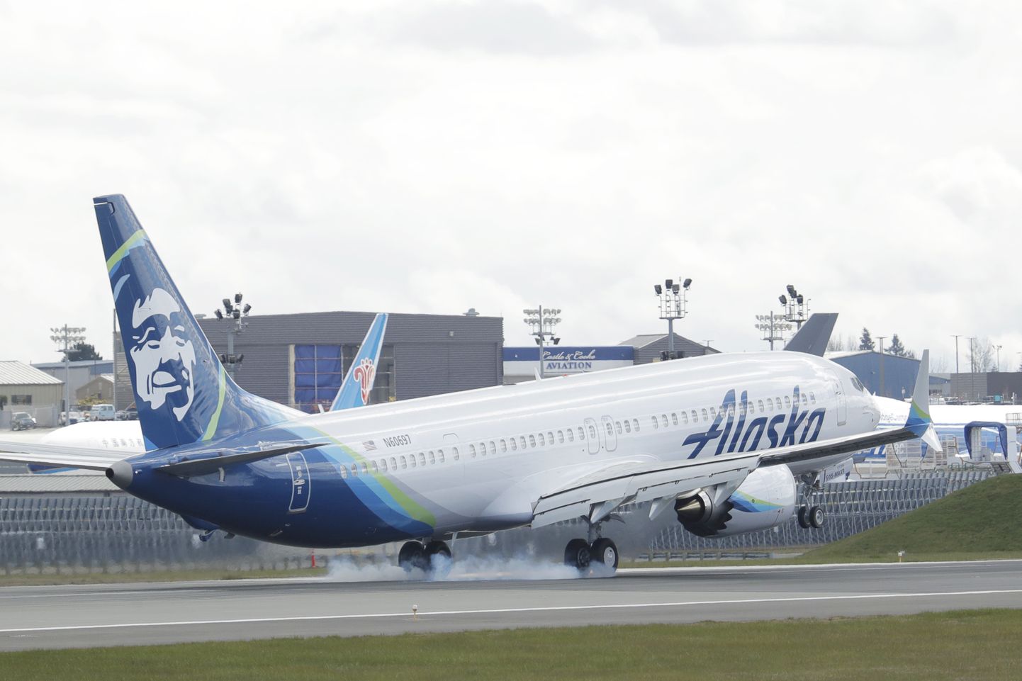 Alaska Airlinesi lennuk maandumas. Pilt on illustreeriv.
