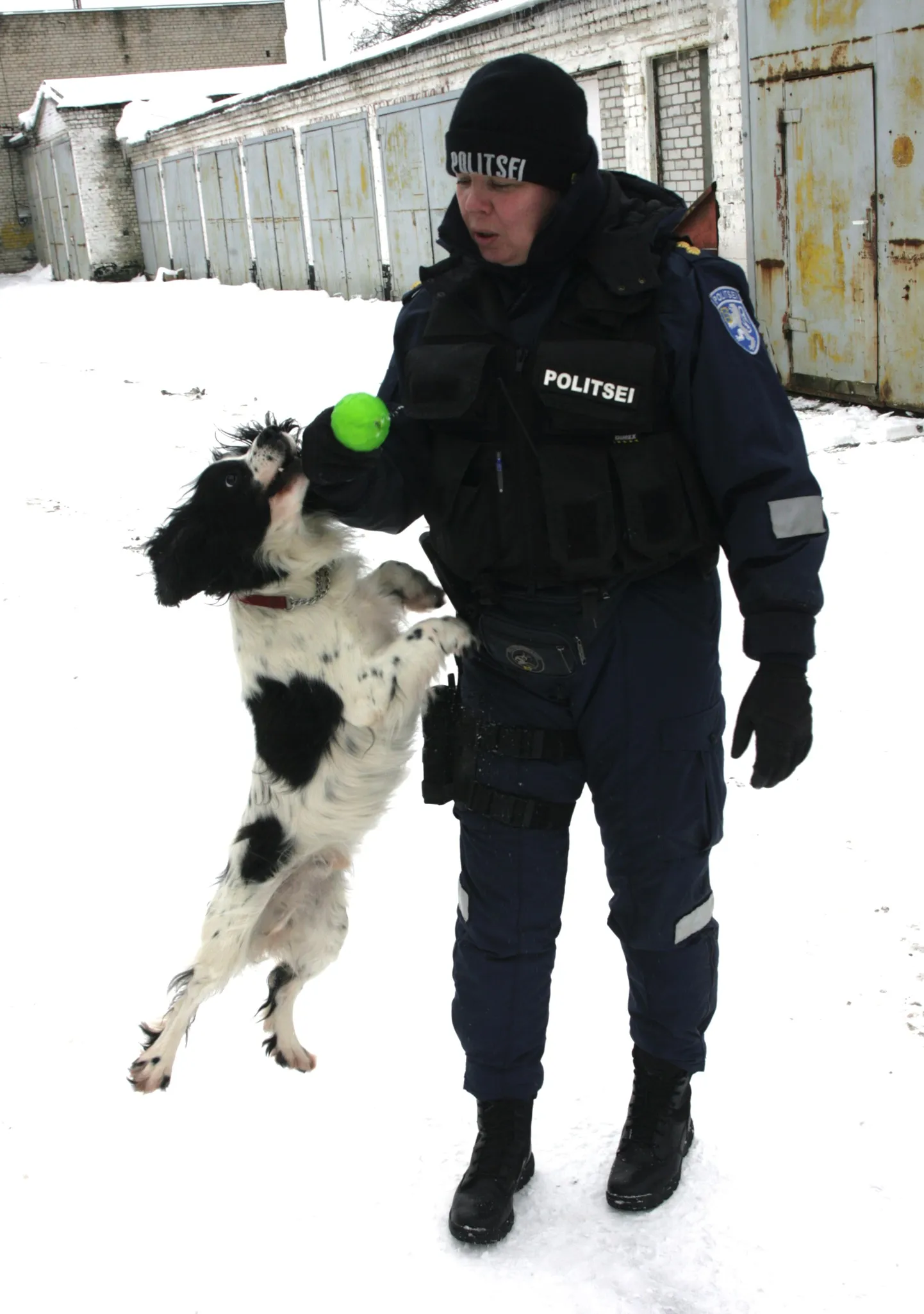 Vanemkoerajuht Natalja Potaptšuk koos hinnatud narkokoera Allrightiga.