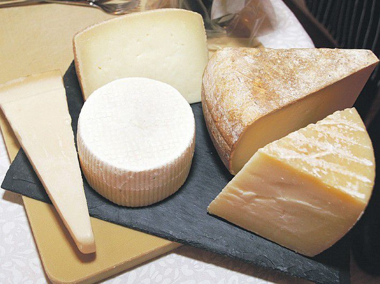 При выборе сыра прежде всего стоит поинтересоваться — настоящй это сыр или же сыроподобный продукт.