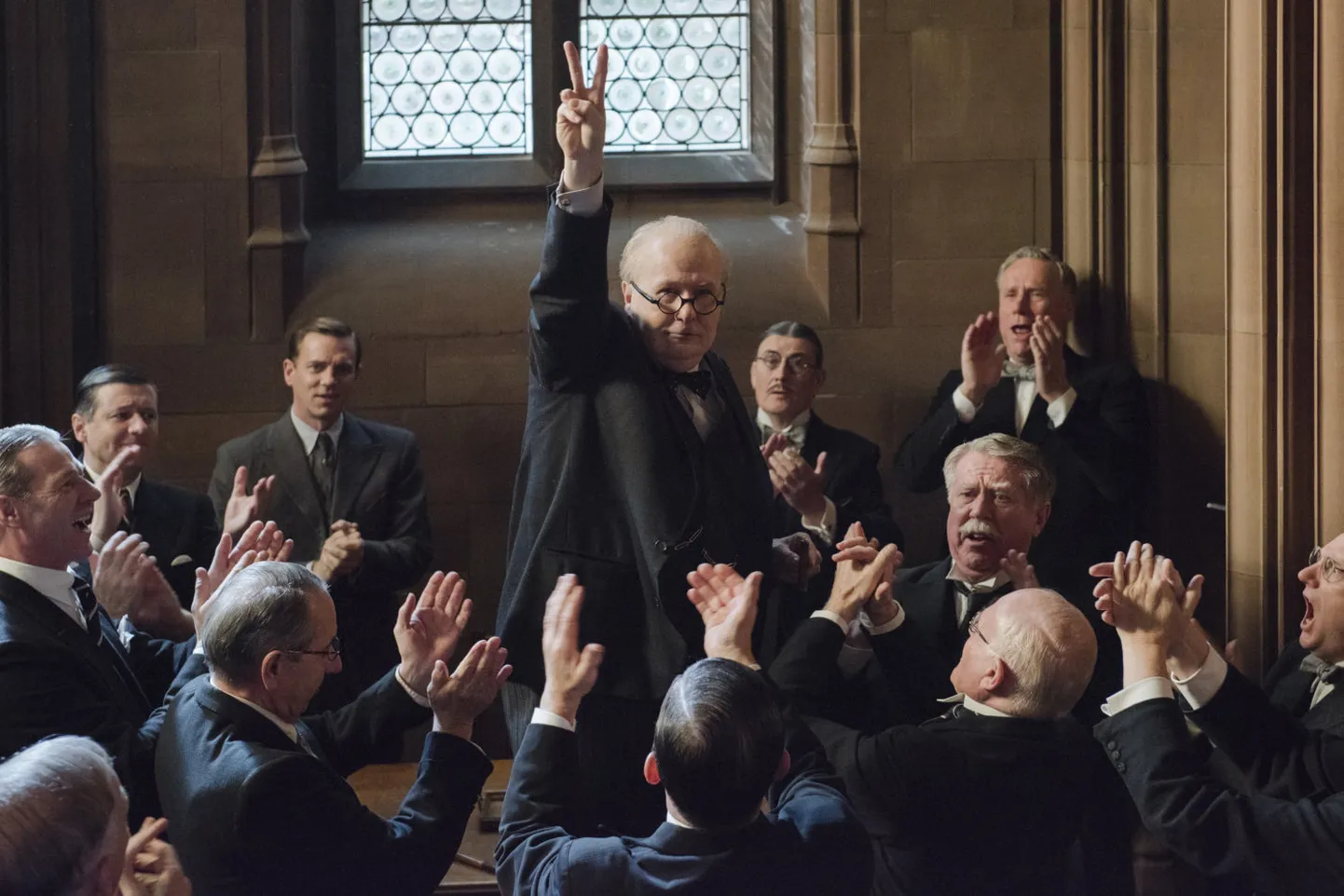 «Süngeim tund»: «Mul pole teile pakkuda muud, kui verd, higi ja pisaraid,» ütles Churchill (keskel, kehastab Gary Oldman) oma kuulsas Victory-kõnes.