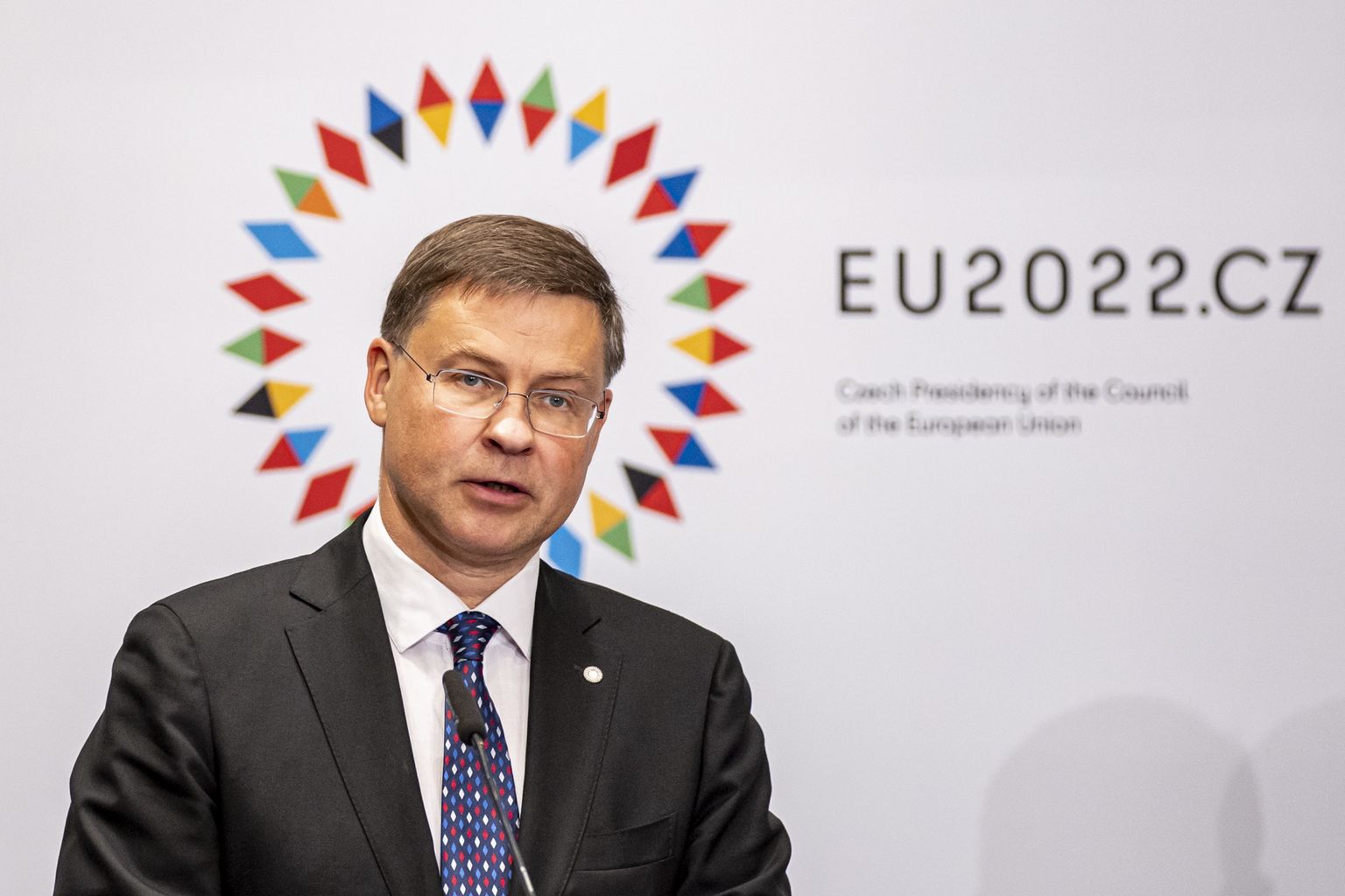 Euroopa Komisjoni asepresident Valdis Dombrovskis laupäeval Prahas pressikonverentsi andmas.