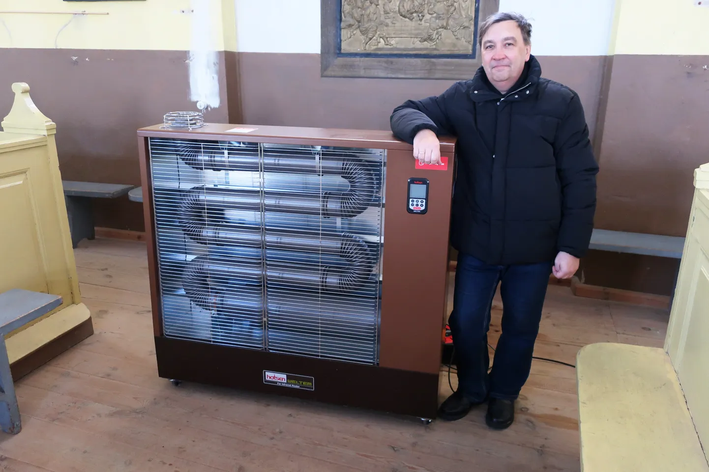 Valga Jaani kiriku organist Jüri Goltsov ütles, et kiirguri töötamisel tekkiv 40detsibelline müra tema orelimängu kuidagi ei sega. Keskkütet ei saa kirikusse paigaldada, kuna õhu liigne kuivus ohustaks hinnalist orelit.