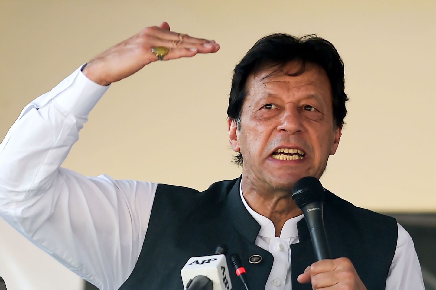 Pakistani peaminister Imran Khan reedel Kashmiri Pakistani poole pealinnas Muzaffarabadis toetajatele kõnet pidamas.