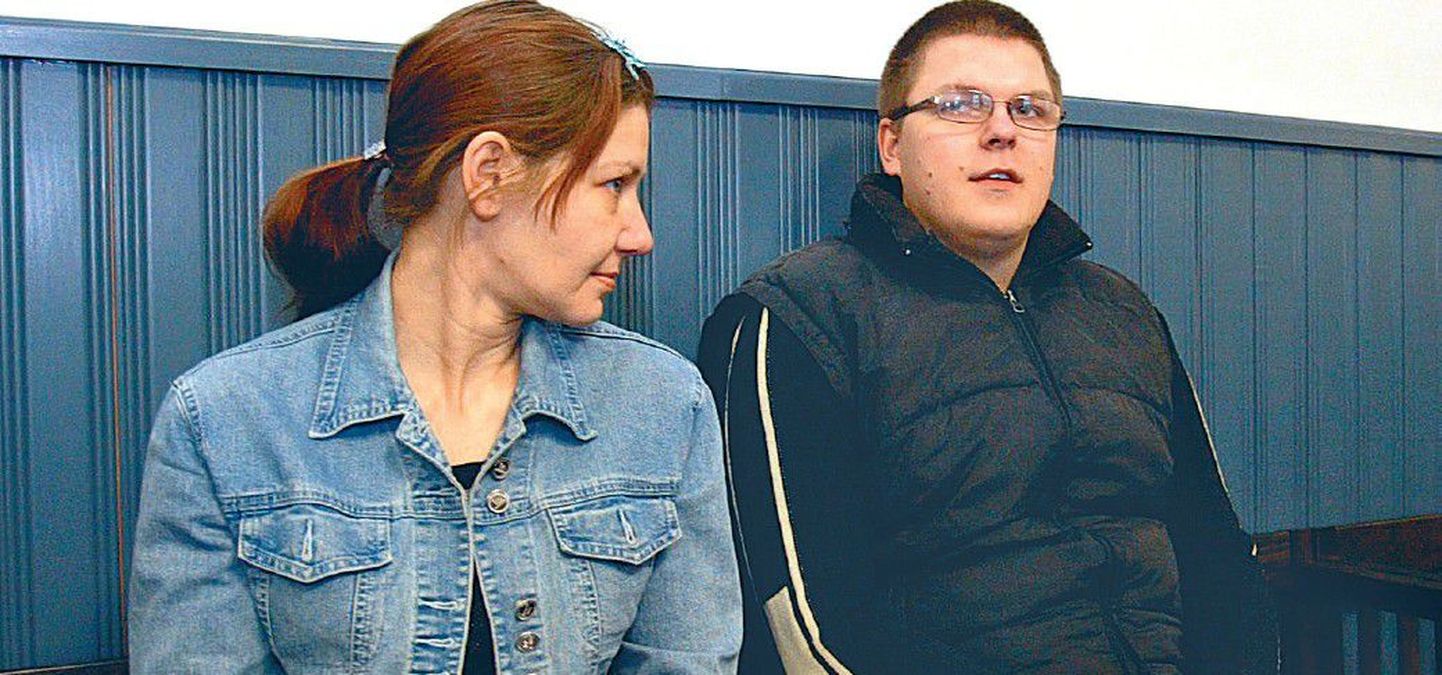 Ауримас Петриконис и Кристинa Куячинскайте на скамье подсудимых.