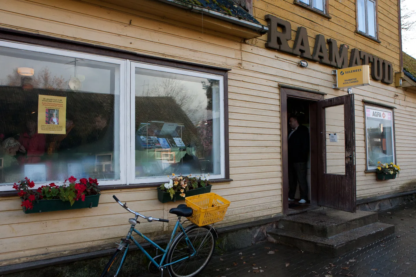 Abja-Paluoja raamatupoes esitletakse valminud mulgikeelset sõnastikku.