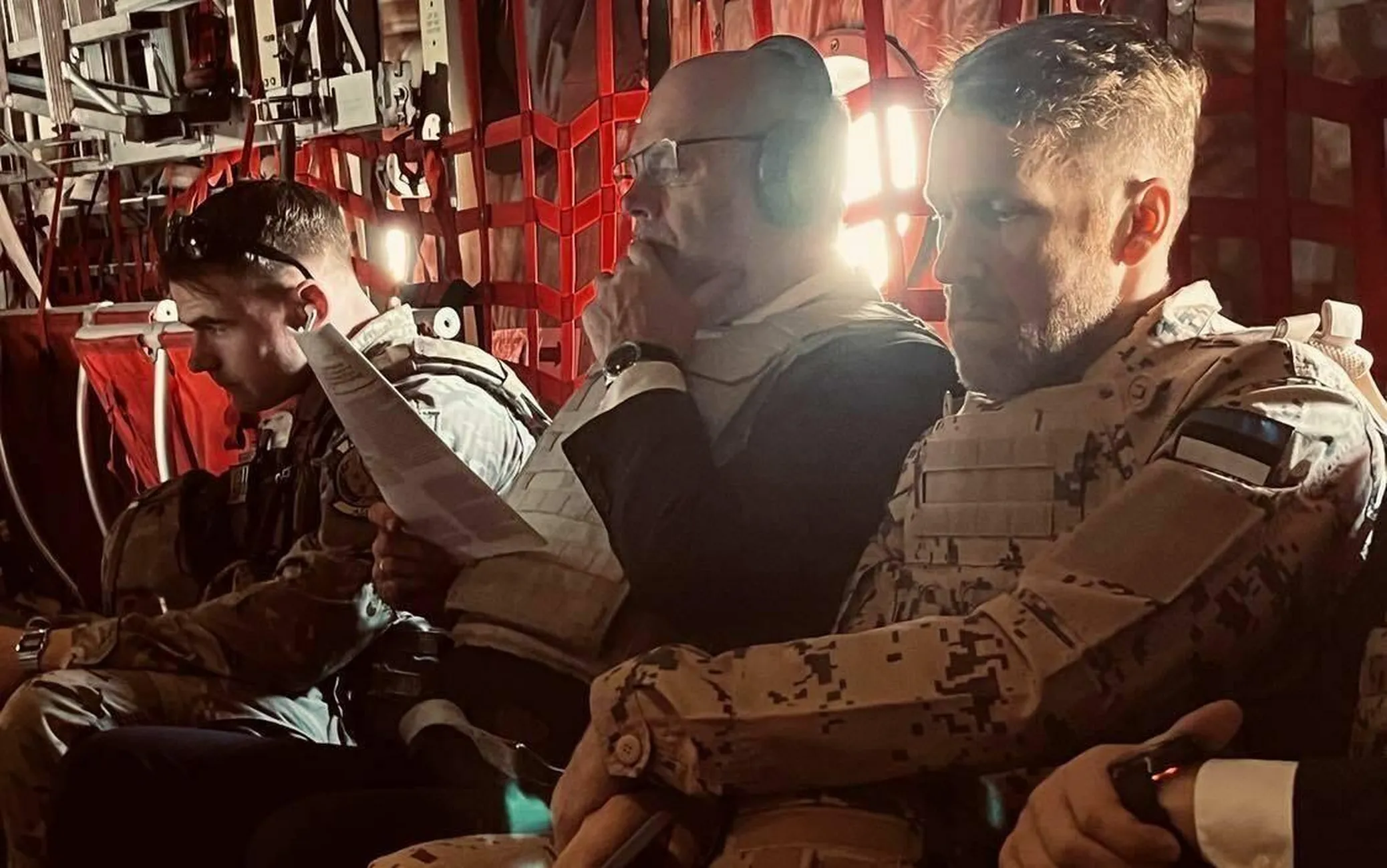 Lennukis teel Bagdadist Erbili kasutab Alar Karis aega memodesse süvenemiseks.