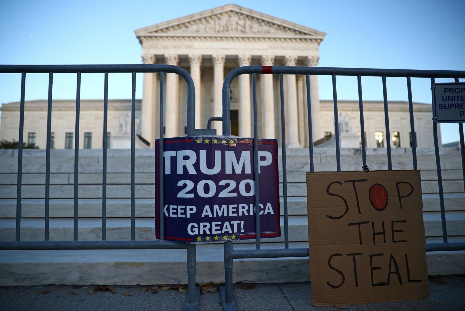 USA ülemkohtu ette jäetud Trumpi toetajate sildid. 