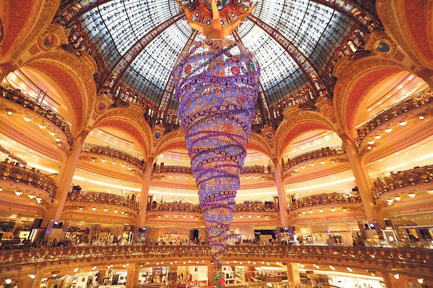Pariisi Galeries Lafayette’i kaubamaja laes ripub tagurpidi jõulupuu, mille kõrgus on umbes 25 meetrit.
