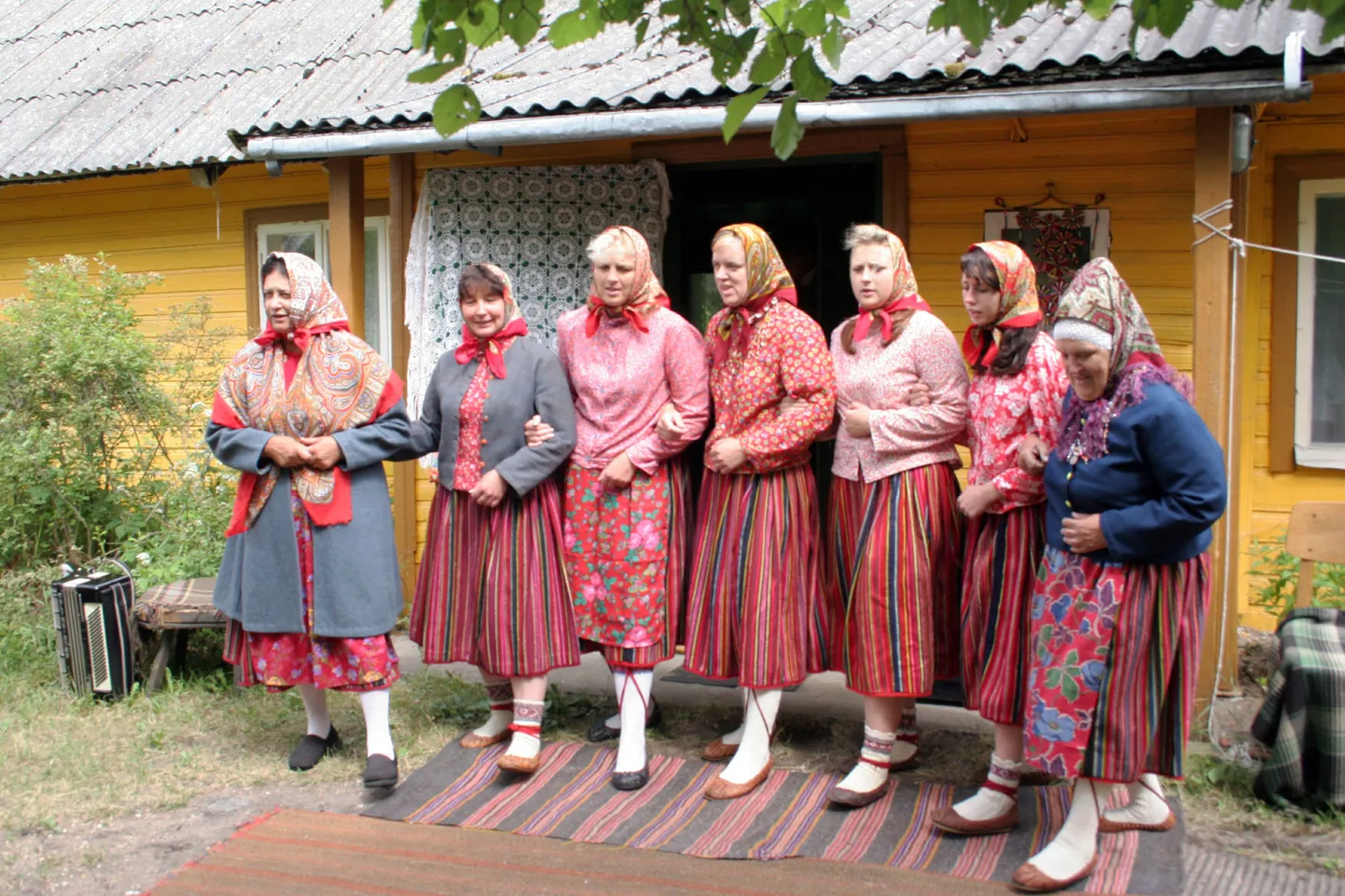 Venemaa ajakirjanikud saavad Pärnumaa pressireisil osa folklooriansambli Kihnumua esinemisest.