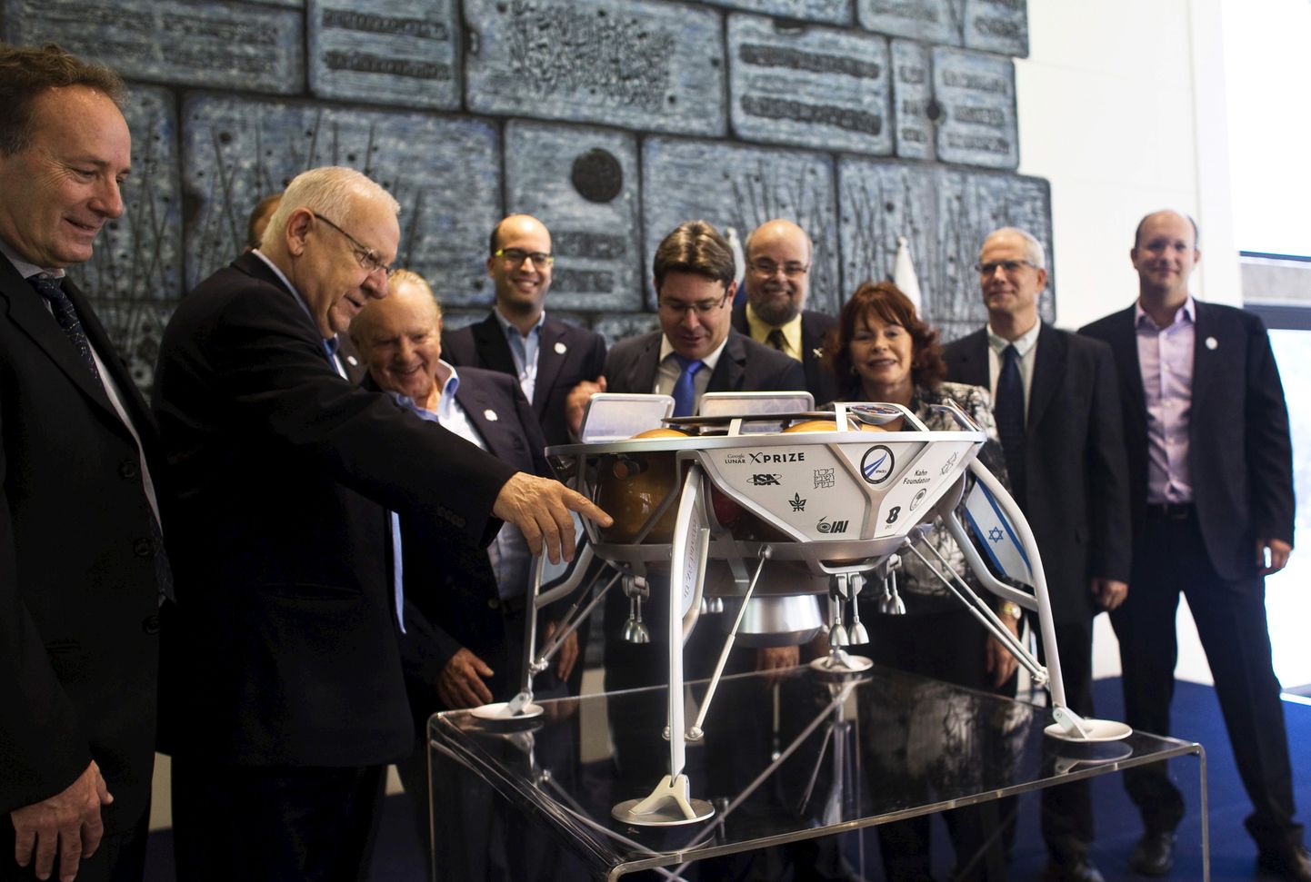 Iisraeli president Reuven Rivlin uurimas riigis loodud kosmosesüstikut