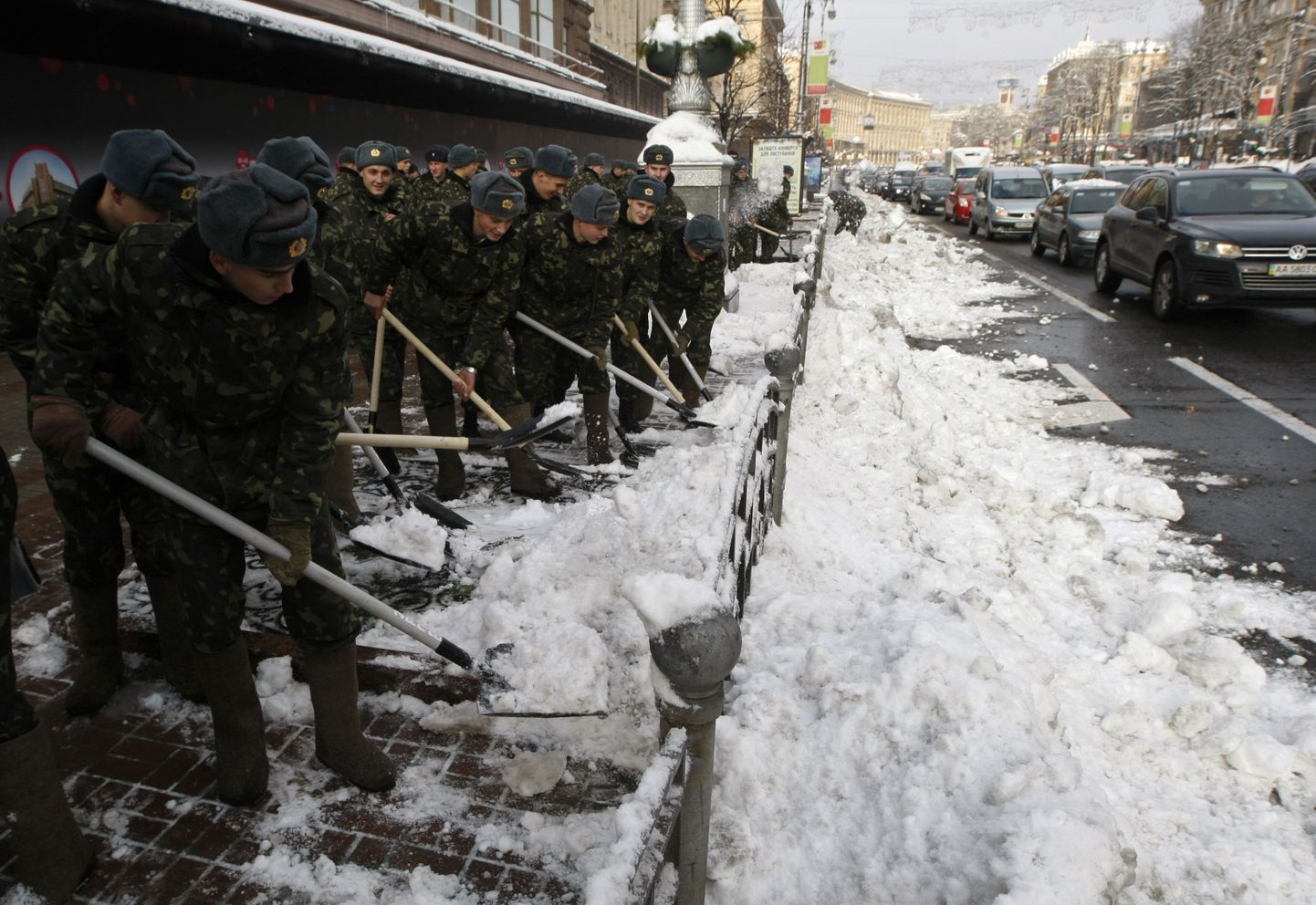 Pildil Ukraina sõdurid Kiievis lund rookimas.