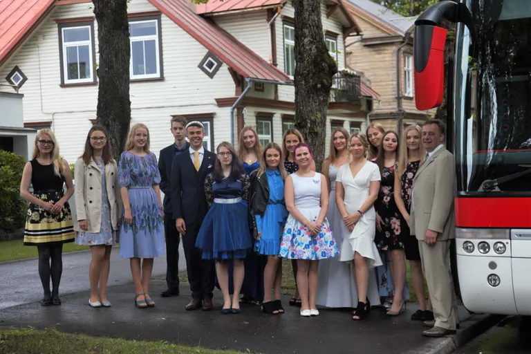 Pärnu parimad gümnaasiumilõpetajad sõitsid presidendi vastuvõtule.