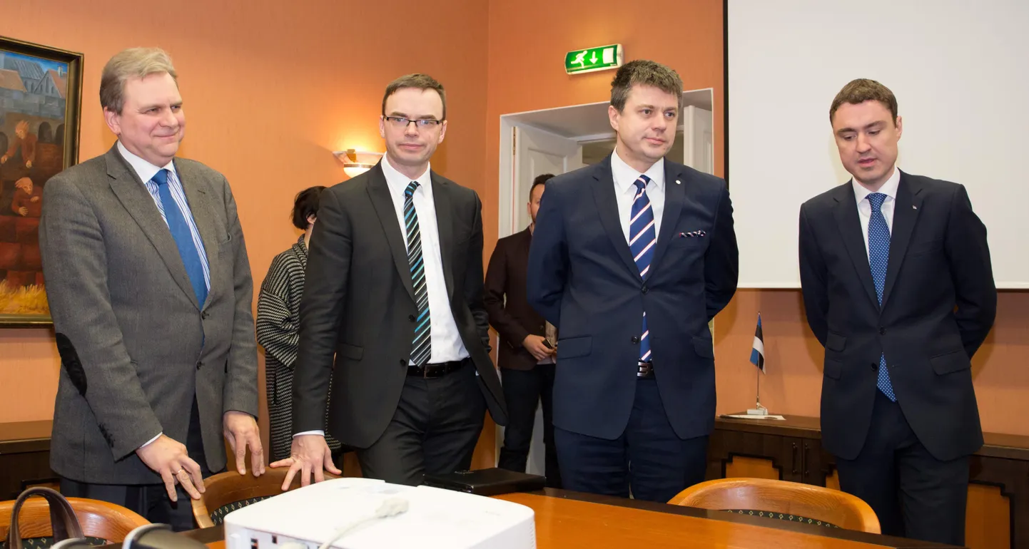 Tallinnas Stenbocki majas pidasid eile nõu parteide esimehed Andres Herkel (Vabaerakond), Sven Mikser (SDE), Urmas Reinsalu (IRL) ja Taavi Rõivas (Reformierakond). Valimistel edukaima partei juhina sõltub Rõivasest, kas sellesama neliku osalusel sünnib nelikliit või saab teoks mõni teine võimukooslus.