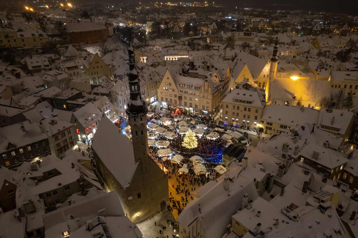 Keskaegses Tallinnas puudus eraldi jõuluturu korraldamiseks vajadus, sest Raekoja ees oli niigi turg. Pildil on jõuluturg Raekoja platsil 1. detsembril 2023.
