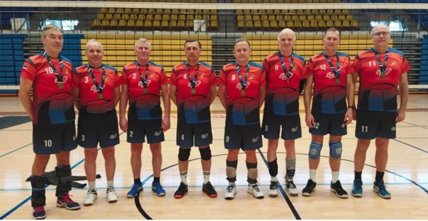 Järva M60+ võistkond koosseisus (vasakult) Annes Sapp, Toivo Vaks, Jaanus Põldver, Aivar Tamm, Ain Kanne, Priit Grühntal, Taivo Kivimäe, Aivo Salum tuli meistrivõistlustel kolmandaks.