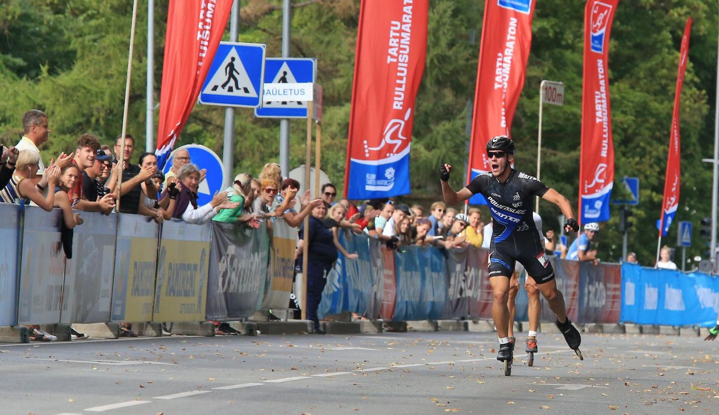 Lätlane Reinis Znotins jõudis 42-kilomeetriselt rajalt esimesena finišisse.
