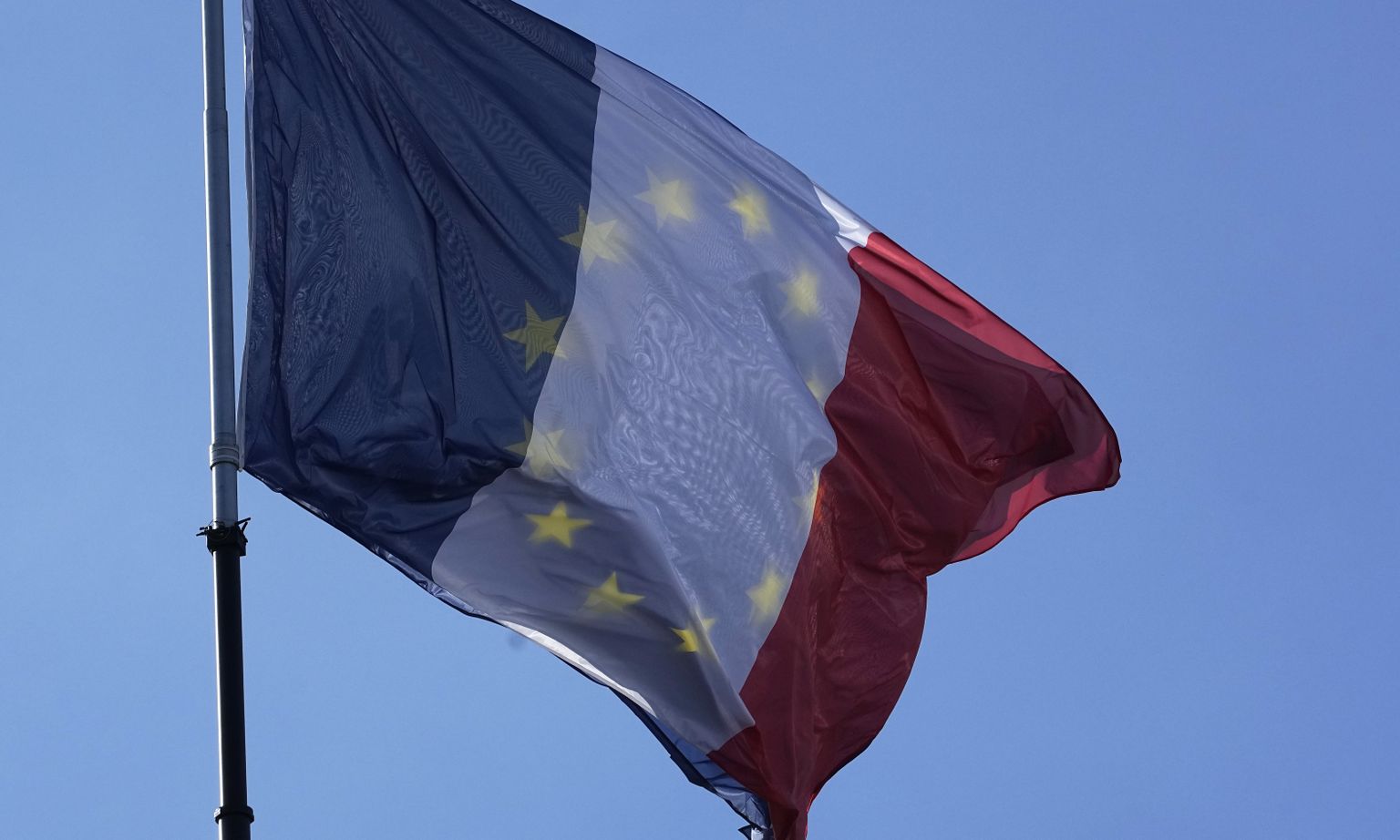 Euroopa Liidu ja Prantsusmaa lipp lehvivad koos tuules.