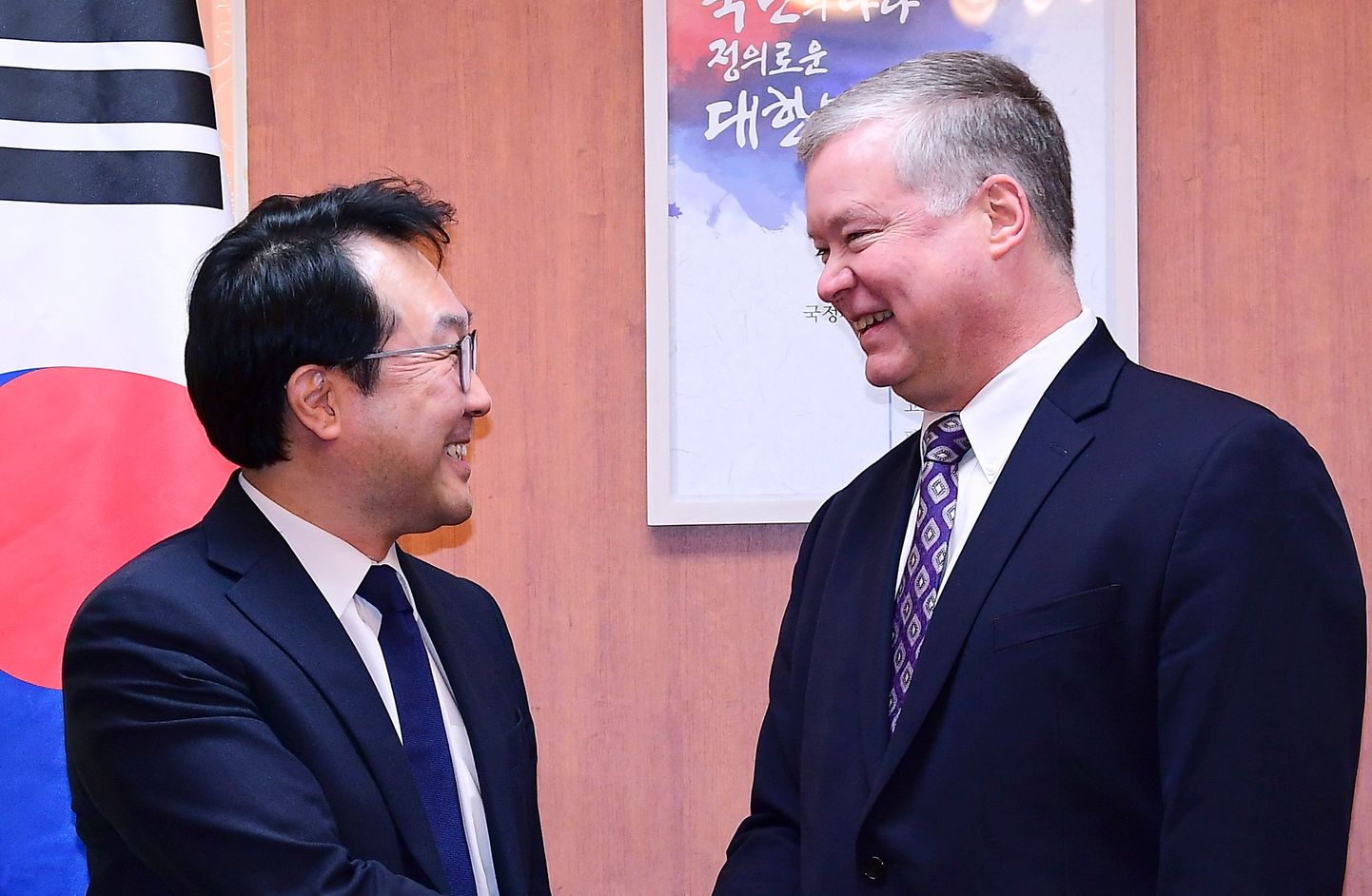 USA eriesindaja Põhja-Korea asjus Stephen Biegun ja tema Lõuna-Korea ametivend Lee Do-hoon laupäeval Lõuna-Korea välisministeeriumis.