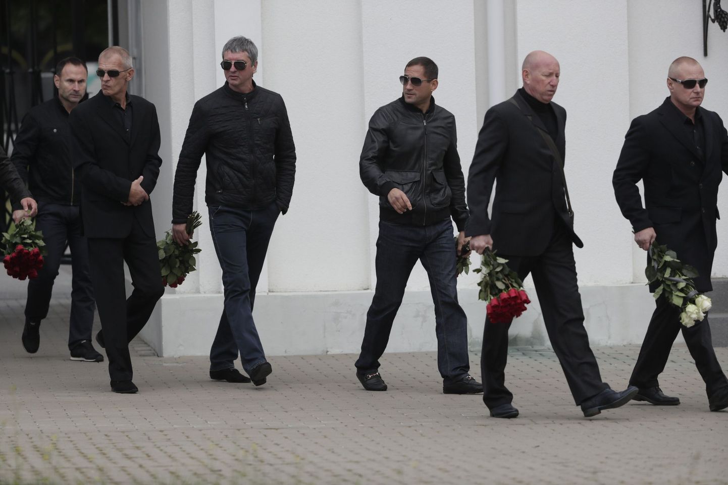 Slava Gulevitš (paremalt teine, ilma päikseprillideta) allilmaliidri Nikolai Tarankovi matustel.