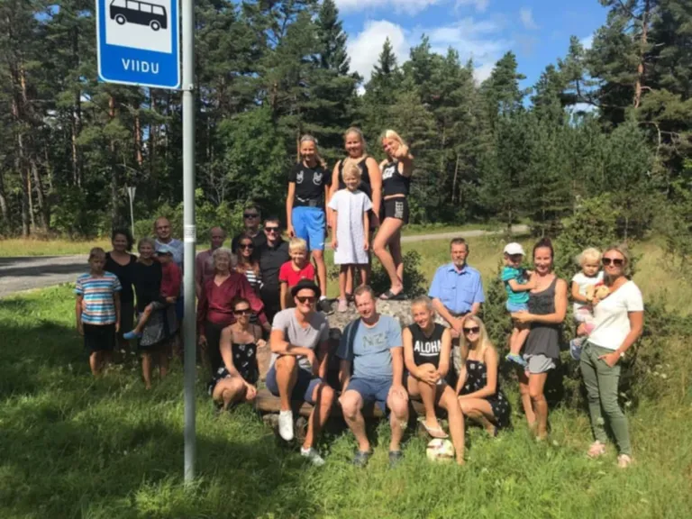 Lihtsalt passimise pingi avamine Viidu küla bussipeatuses 5.08.2018.