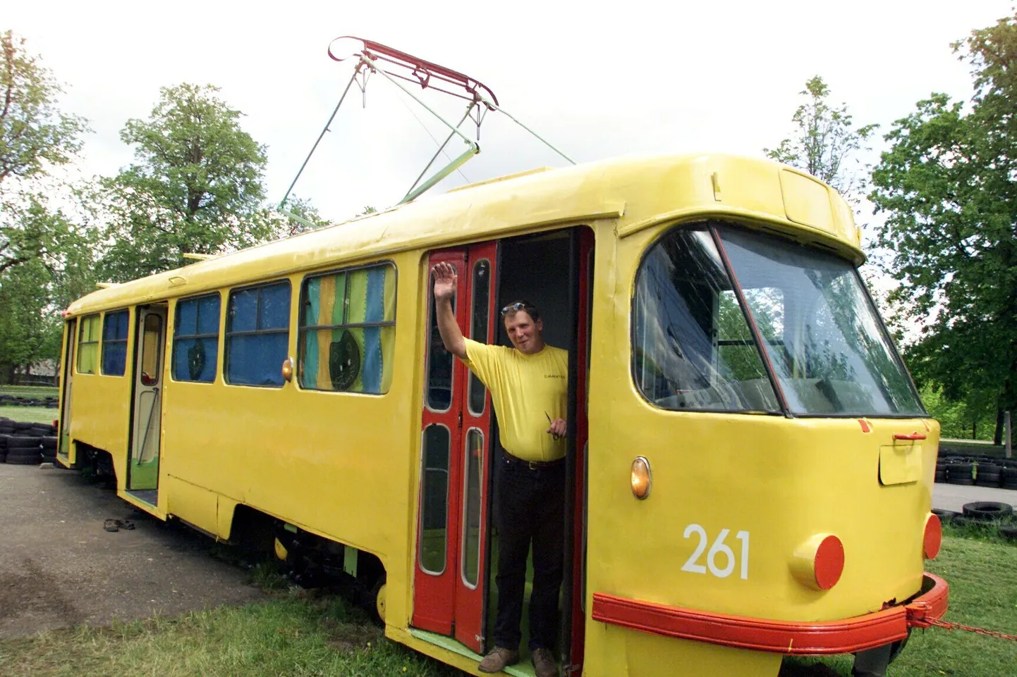 2000. aasta kevadel tõi Tähtvere lõbustuspargi viimane juht Algo Laidvee (pildil)Tartusse trammi, mille ta kohe pärast saabumist lasi kollaseks värvida.  Pilt on tehtud 24. mail 
2000. aastal.